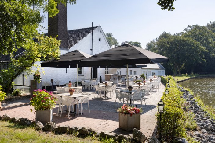 Sonnige Terrasse am Wasser