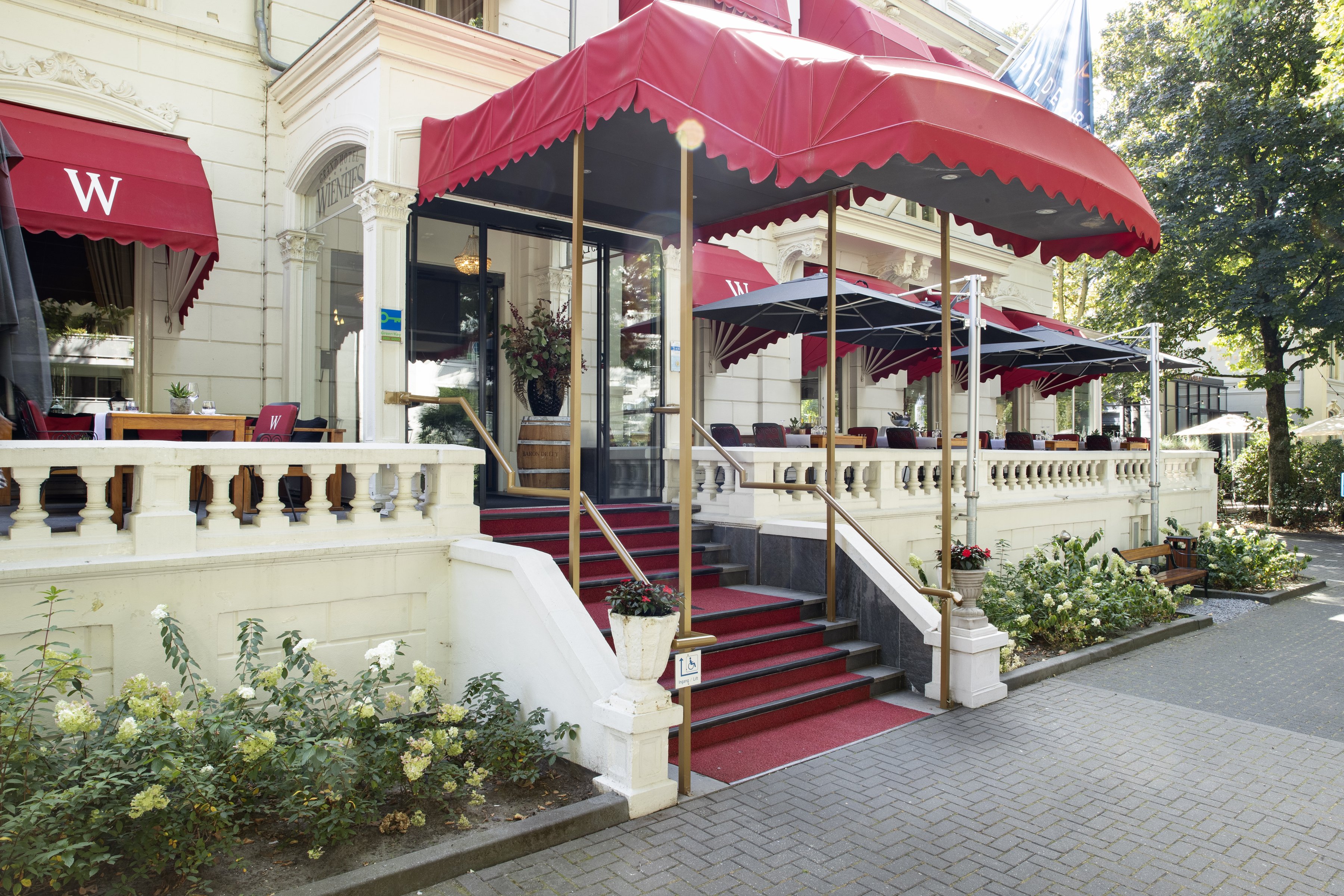 Eingang des Grand Hotel Wientjes