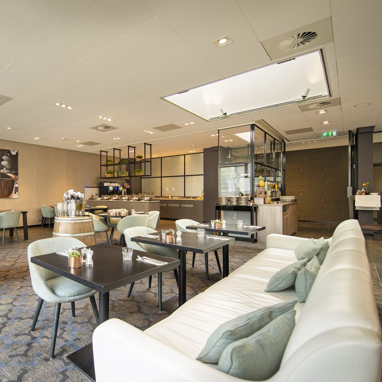 Afbeelding van het Kingstreet restaurant in Apeldoorn, met gedekte tafels