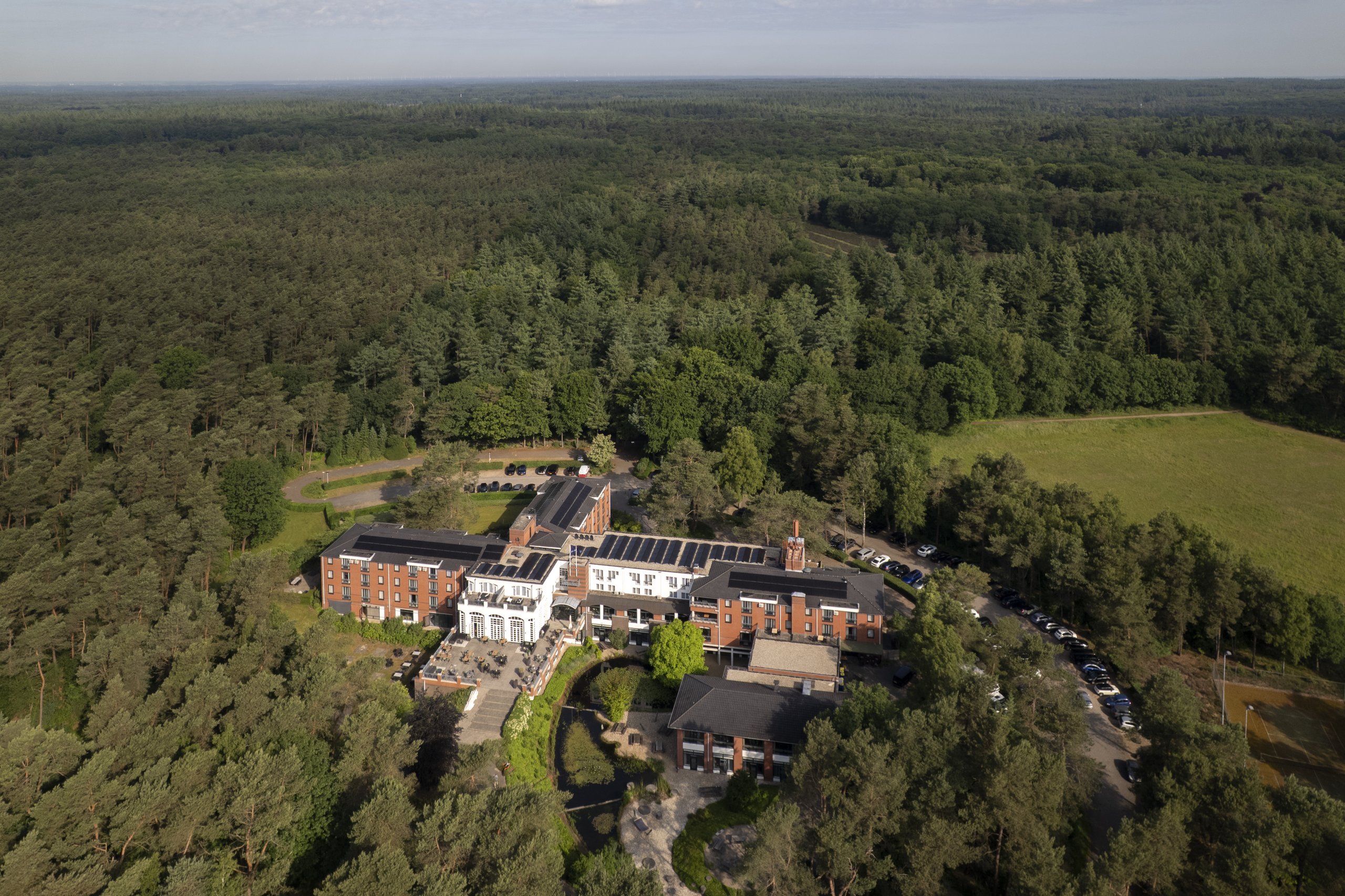 Luchtfoto van Residence Heideborgh in Garderen, gelegen te midden van uitgestrekte bossen op de Veluwe.