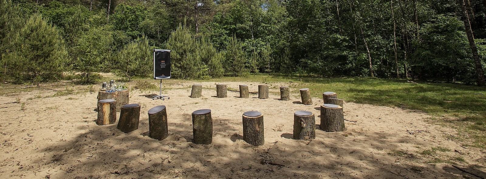Bos vergaderen kring