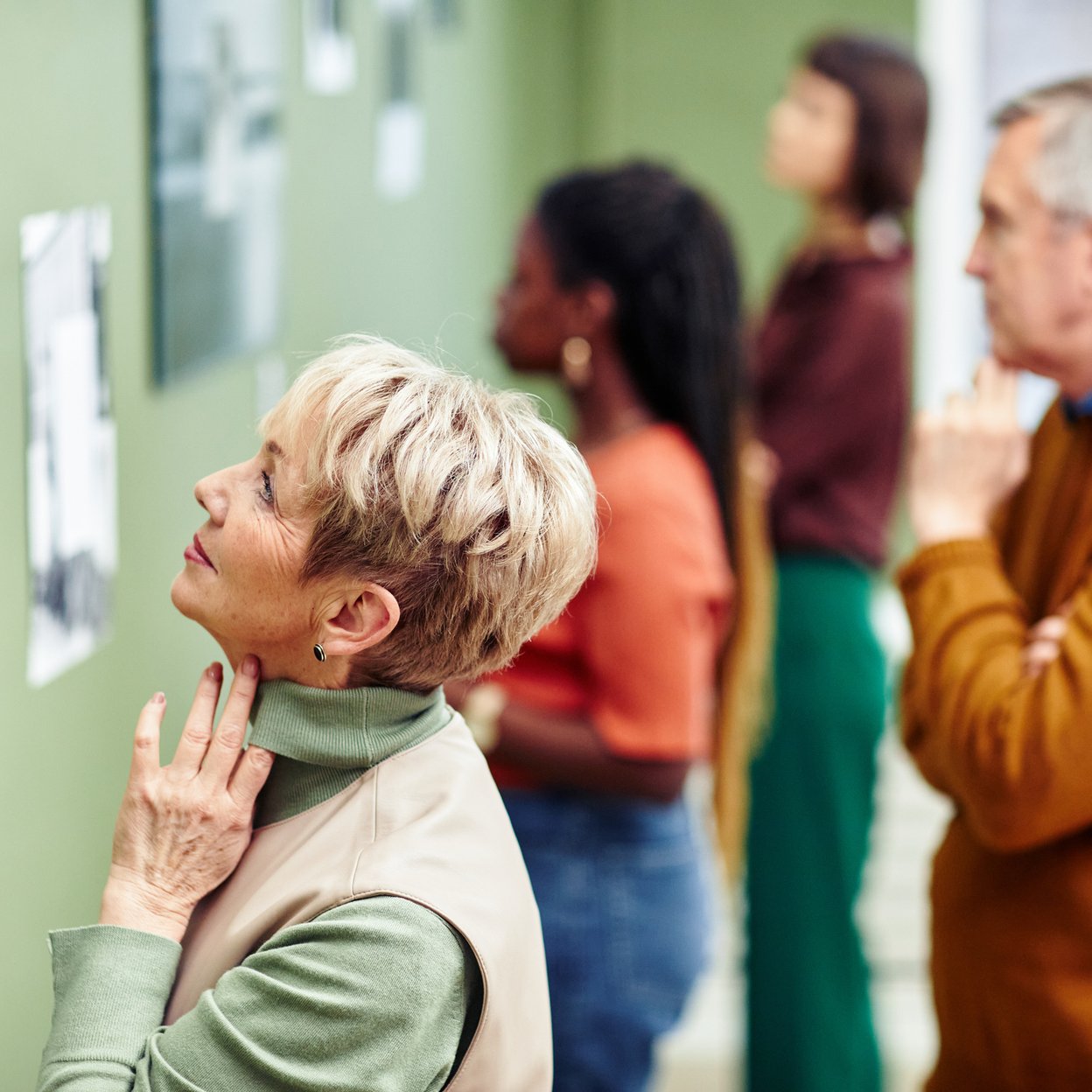 Eine Frau betrachtet ein Ausstellungsstück im Museum.
