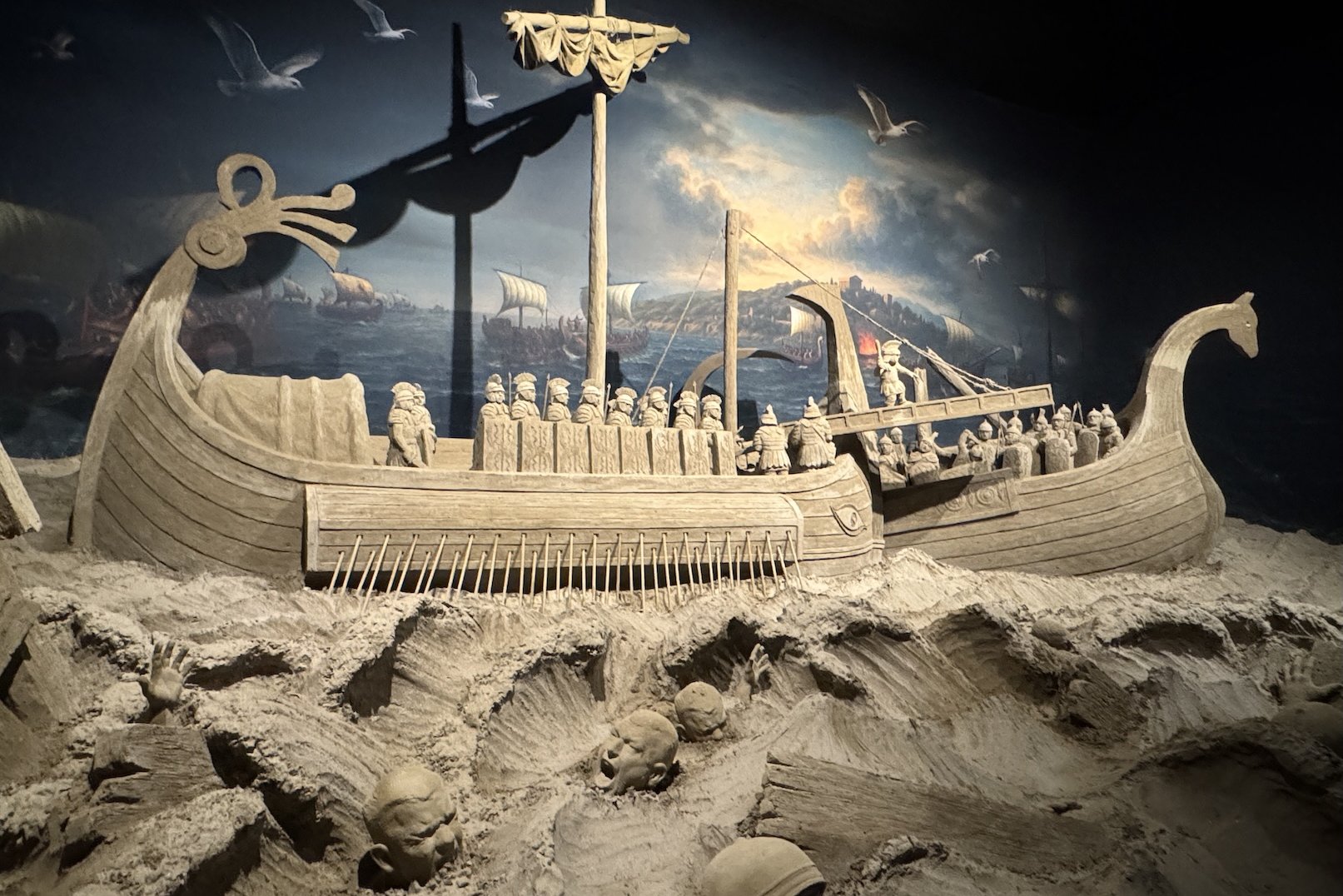 Zandsculptuur van Het Romeinse Rijk schip op zee