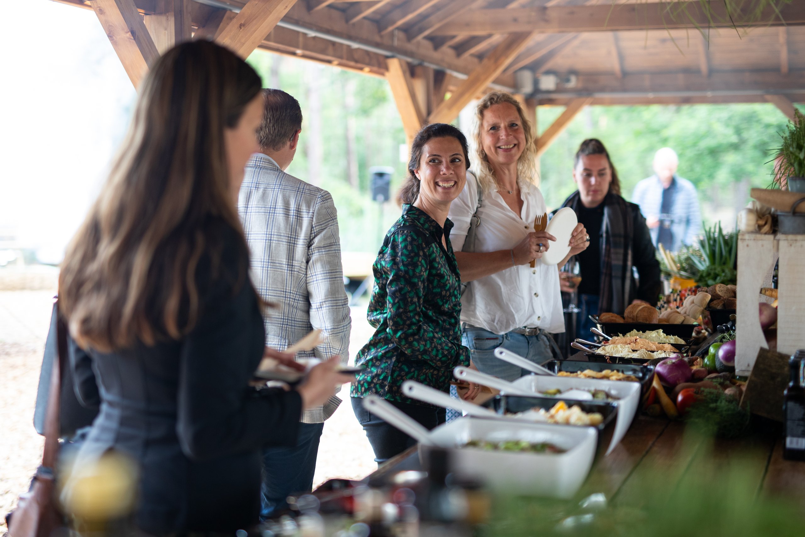 Dames bij een lunchbuffet op de Buitenplaats