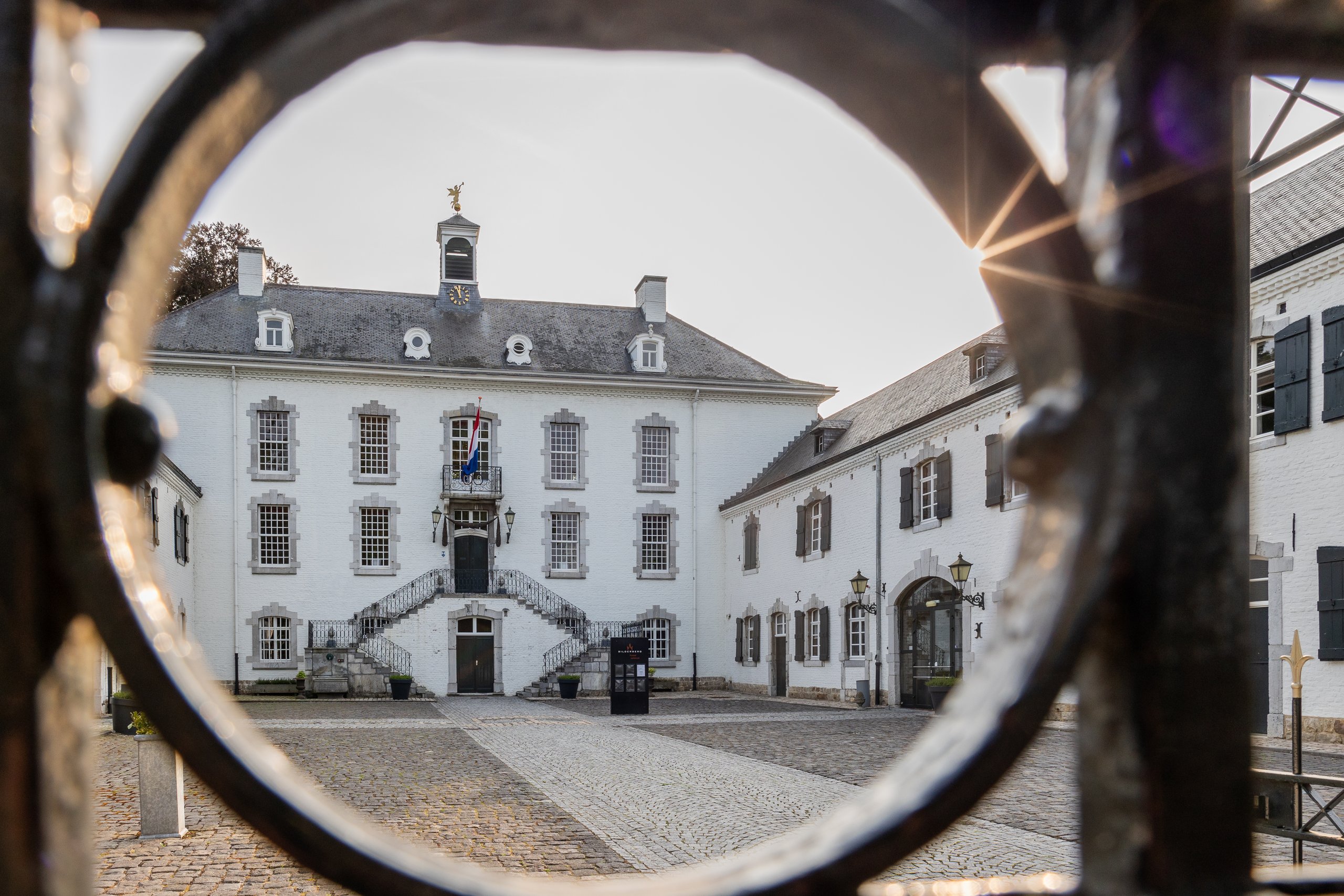 Een doorkijk naar de binnenplaats van Kasteel Vaalsbroek in Zuid Limburg